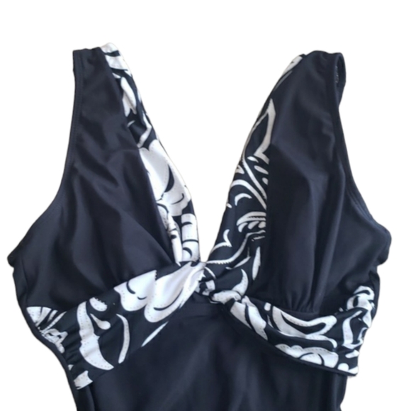 Vintage Inches Away Contrast Print One Piece Swimsuit - Picture 3 of 16